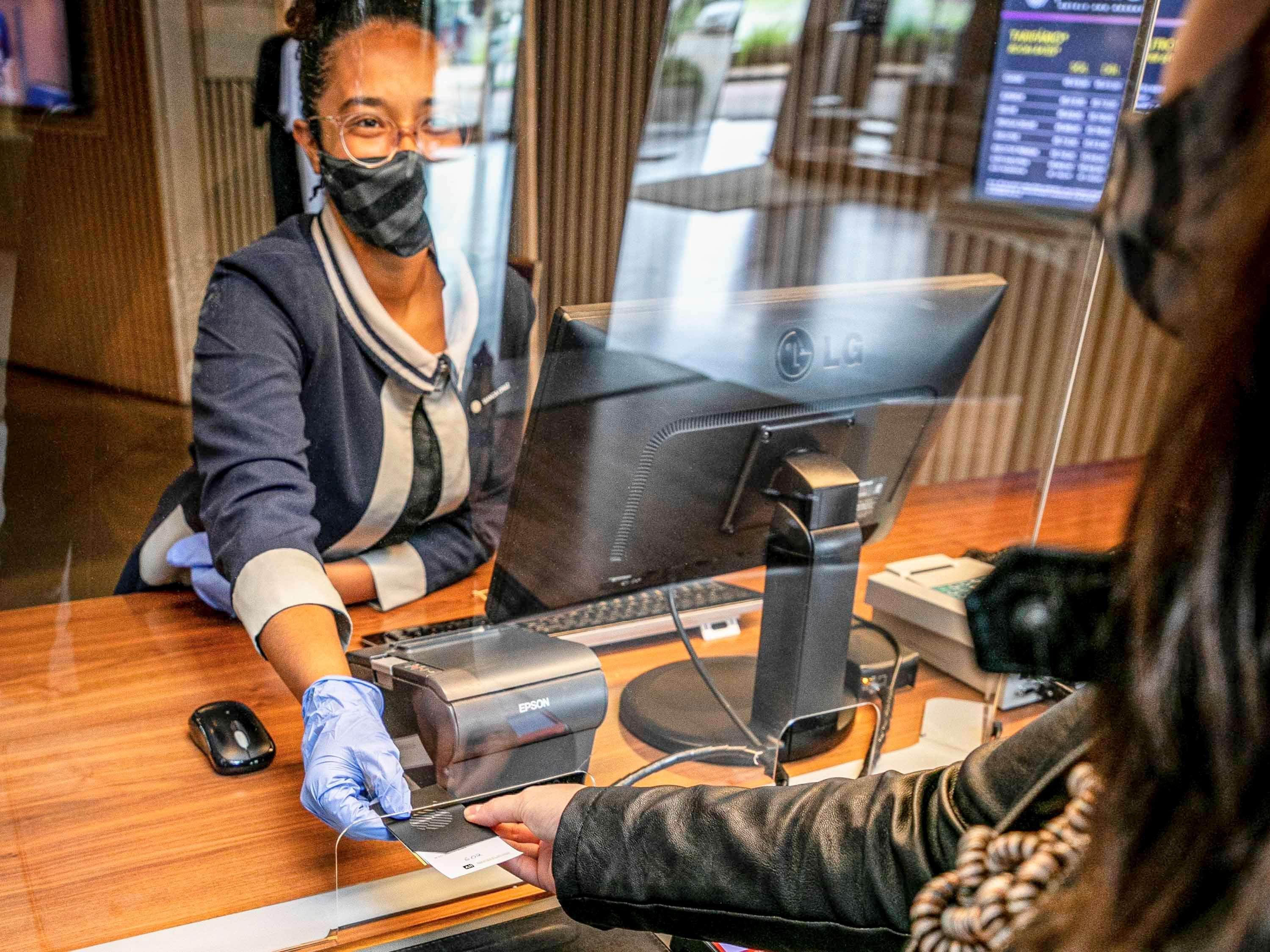 Grand Mercure Sao Paulo Vila Olimpia Exterior photo A bank teller wearing a face mask in Paris, France