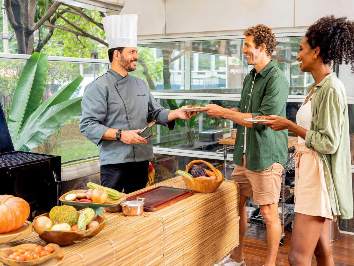Grand Mercure Sao Paulo Vila Olimpia Exterior photo A chef serving food to guests